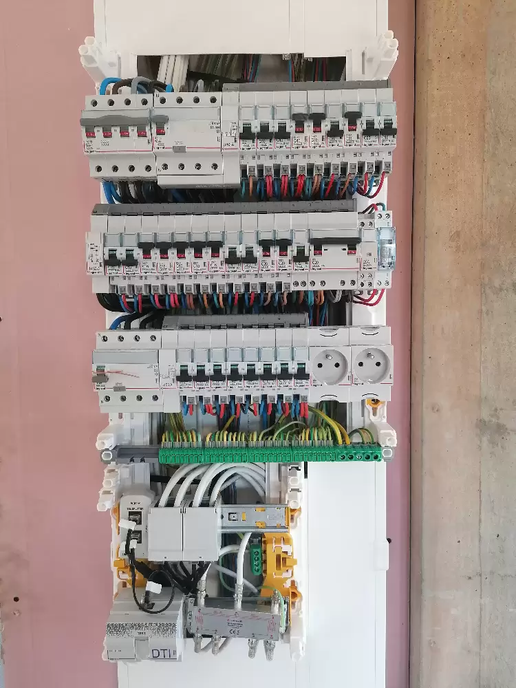 Tableau électrique neuf en installatio Installation électrique complète d'un tableau électri